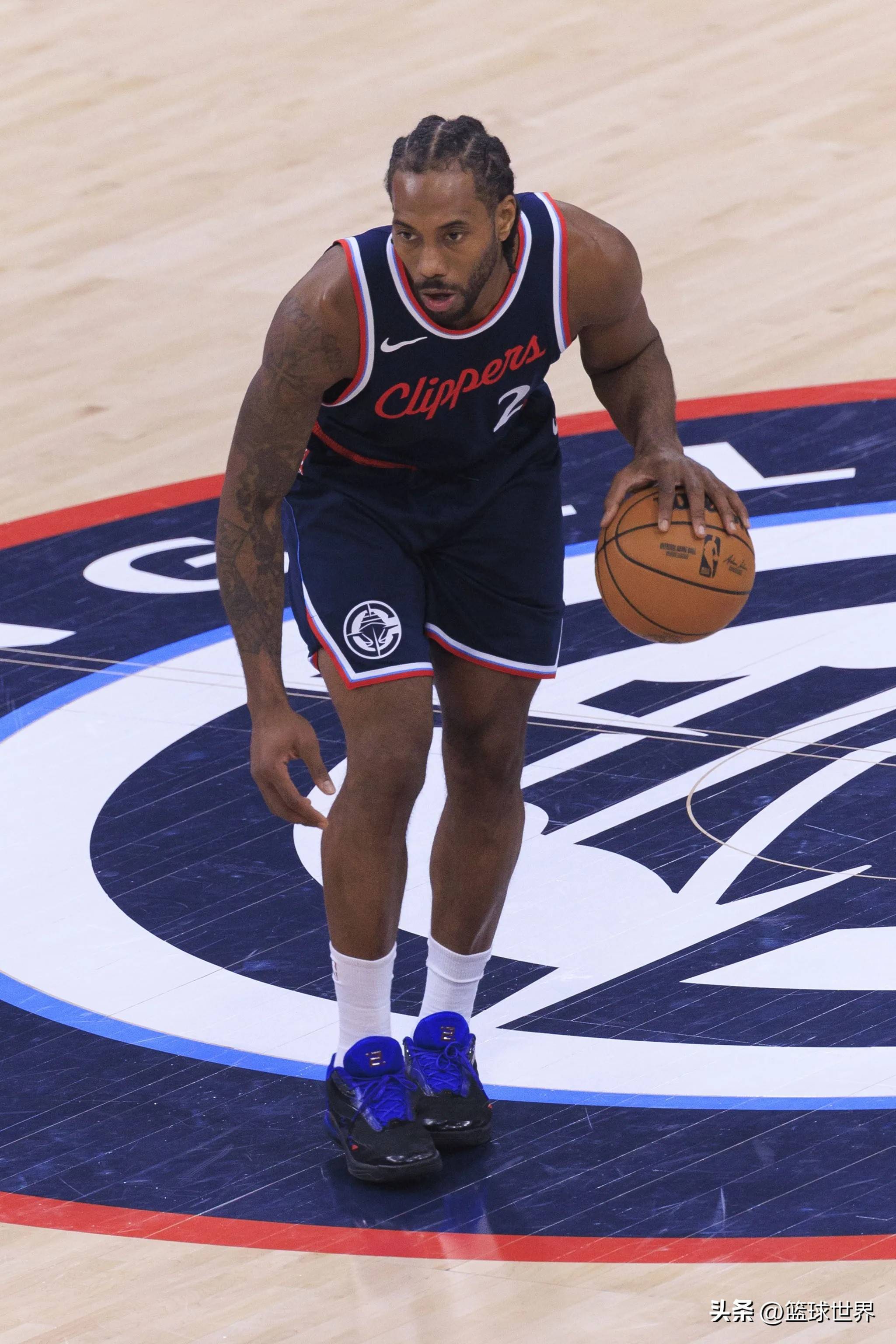 边后卫内收 边后卫内收